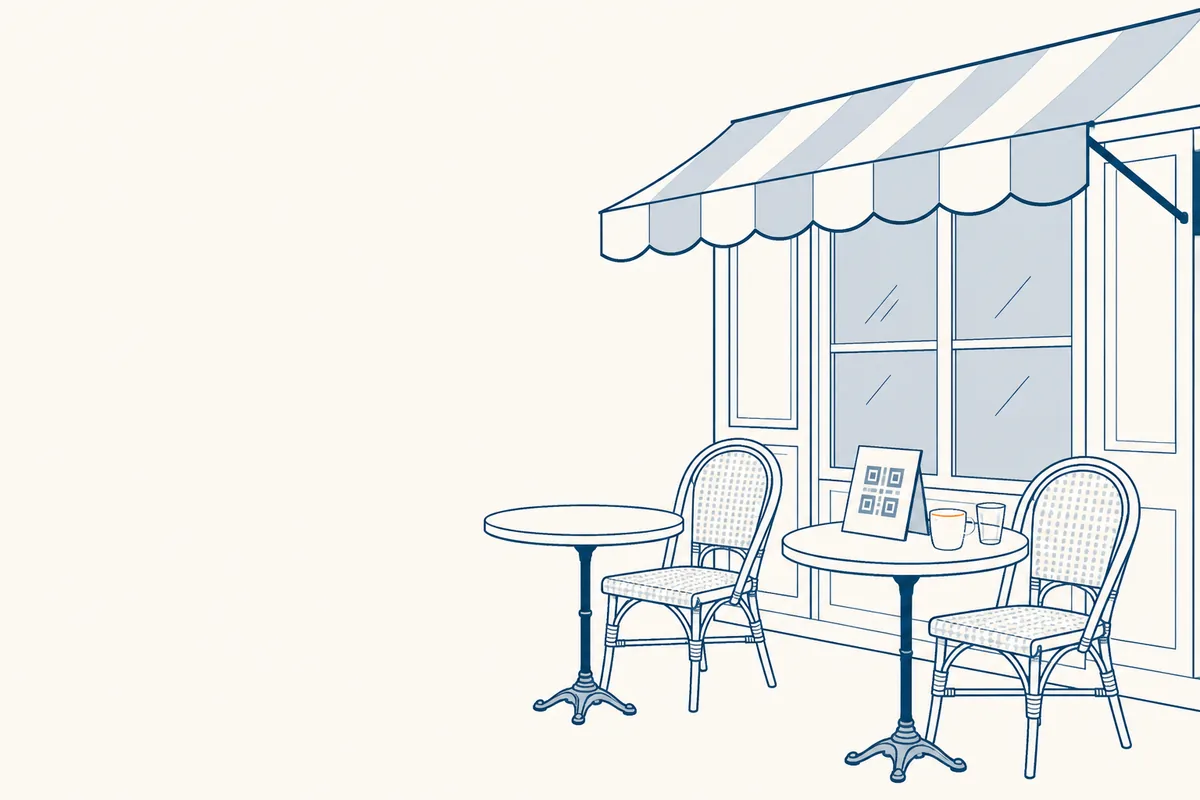 La terrasse d’une brasserie, un chevalet QR posé sur une table ronde.
